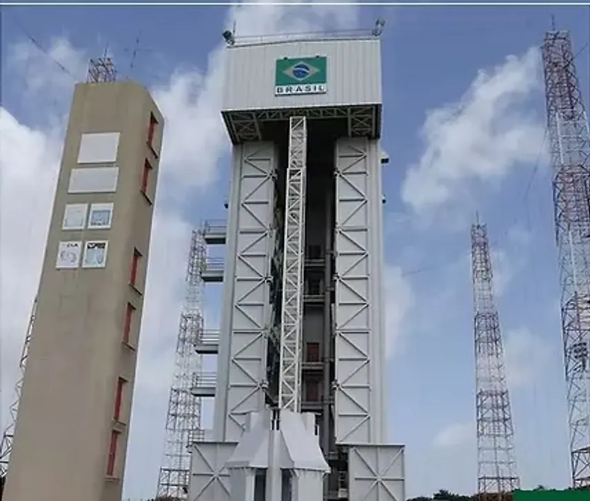 Torre metálica de elevador construída na fachada de um prédio