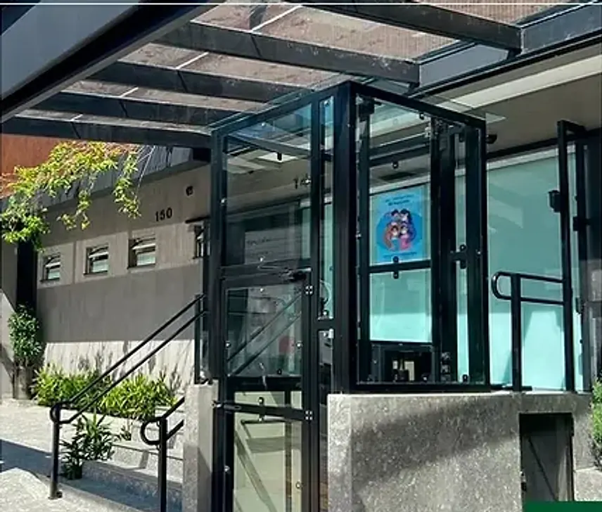 Entrada de elevador panorâmico com fechamento em vidro