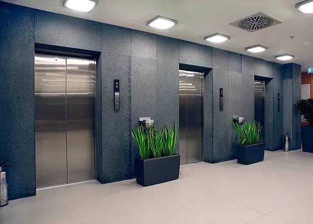 Hall com três portas de elevador em inox